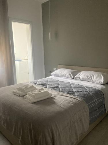 una camera da letto con due asciugamani sopra un letto di La Casa di EMMA a Corsico