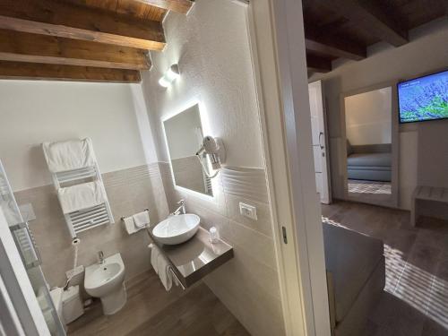 Baño con 2 lavabos y espejo en Hotel Vittoria, en Rubano