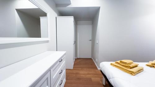 Ένα ή περισσότερα κρεβάτια σε δωμάτιο στο Seafront Modern Venice Suite by Ca-Sa Check