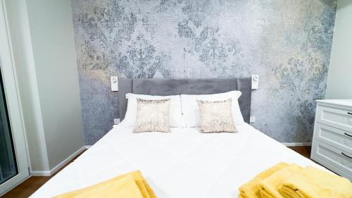 Ένα ή περισσότερα κρεβάτια σε δωμάτιο στο Seafront Modern Venice Suite by Ca-Sa Check
