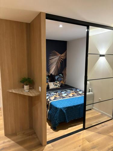 Cette chambre dispose d'un lit et d'une paroi en verre. dans l'établissement Appartement neuf, à Saint-Laurent-du-Var