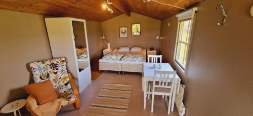 希維克的住宿－Ängdala Camping på Österlen，小房间设有一张床和一张桌子