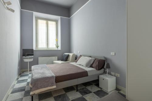 a bedroom with a bed and a desk and a window at Cristina e Elena Suite in Pisa