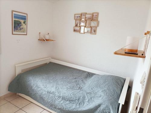 a bedroom with a bed in the corner of a room at Fleur De Sel in Gruissan