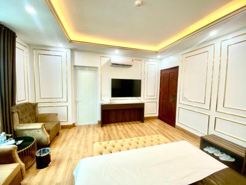 Royal Hotel Que Voにあるテレビまたはエンターテインメントセンター