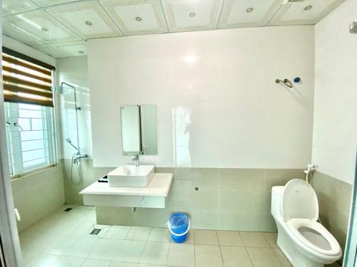 Ванна кімната в Royal Hotel Que Vo