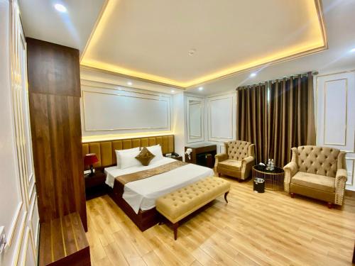 Hà LiễuにあるRoyal Hotel Que Voのベッドとソファと椅子があるホテルの部屋