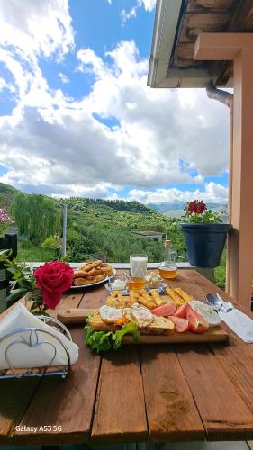 uma mesa de madeira com comida em cima em Bujtina ANLU em Gjirokastër