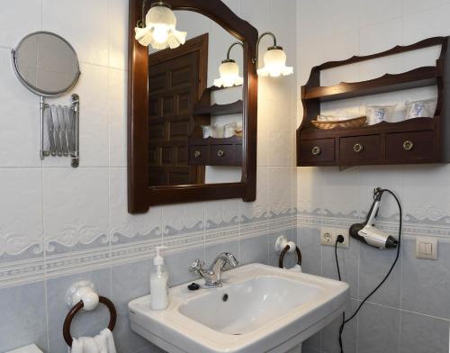 La salle de bains est pourvue d'un lavabo et d'un miroir. dans l'établissement Casa de los Acacio, à San Clemente