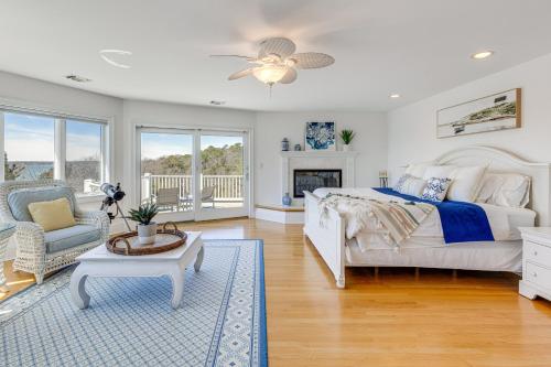 Un lugar para sentarse en Hamptons Home Near Beaches with Pool and Water Views!