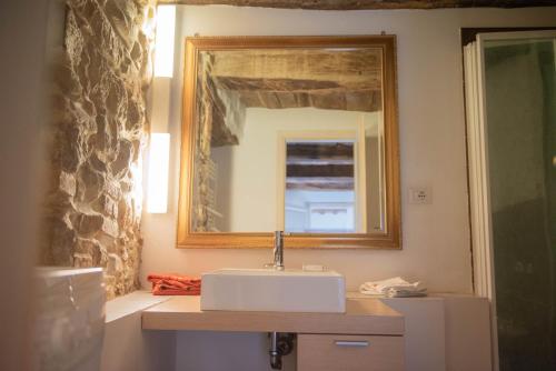 ein Bad mit einem Waschbecken und einem Spiegel in der Unterkunft La casa del Colle in San Ginesio