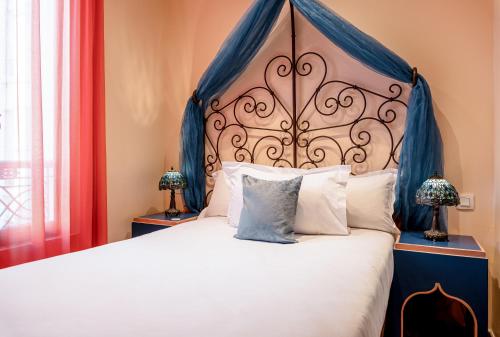 Кровать или кровати в номере Villa Royale Montsouris
