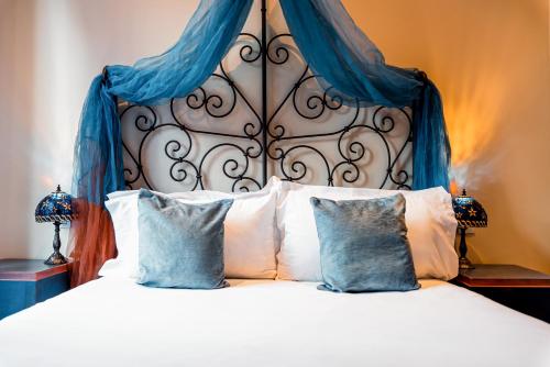 Кровать или кровати в номере Villa Royale Montsouris