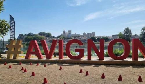 um grande sinal para o sinal amazon em um parque em Charmant T2 au centre historique d Avignon em Avignon
