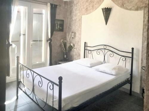 une chambre avec un grand lit avec des draps blancs dans l'établissement Villa splendide à Villeneuve-Loubet avec piscine privée, à Villeneuve-Loubet