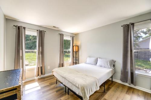 1 dormitorio con 1 cama y 2 ventanas en Charming Jacksonville Abode with Patio!, en Jacksonville