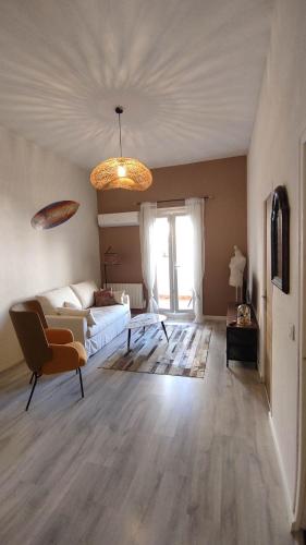 un salon avec un canapé blanc et une table dans l'établissement Set' en couleurs, à Sète