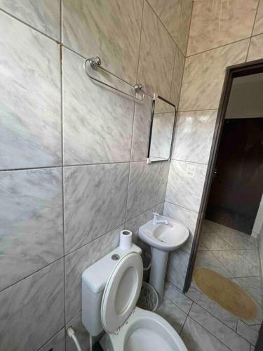 a bathroom with a toilet and a sink at Apartamento 5 km do aeroporto in Brasília