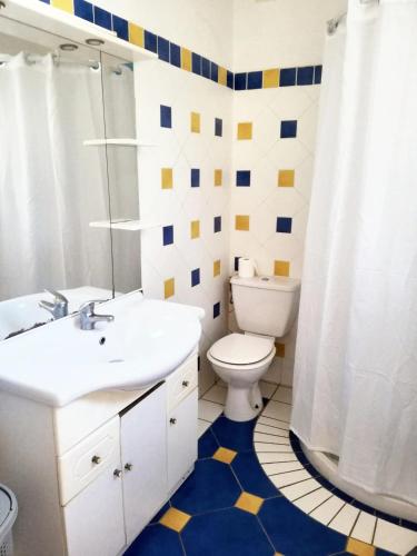 une salle de bain avec un lavabo blanc et des toilettes dans l'établissement Villa ensoleillée & Piscine privée à Aléria, à Aléria