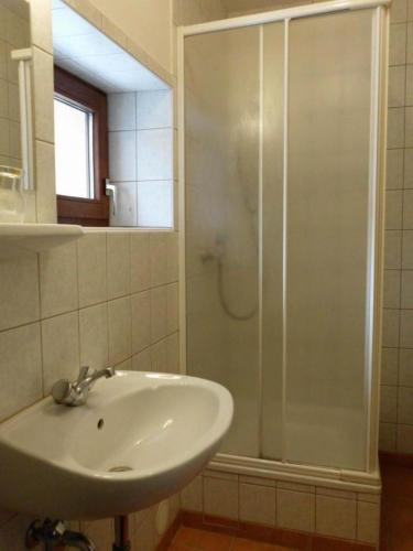 a bathroom with a sink and a shower at Gästezimmer mit Garten in Werneuchen