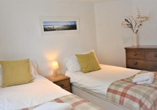 A bed or beds in a room at Chichester Quarters - Ground Floor, City Centre, 2 Bedroom Apartment