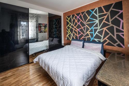 1 dormitorio con 1 cama y una pared con una pintura en Celeste Casa Vacanze en Terni