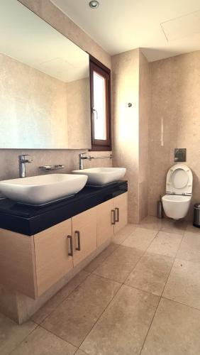 Un baño de Luxury Villa AJ05 with private heated pool