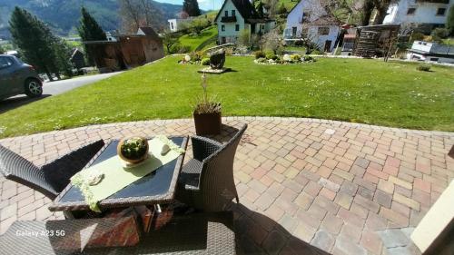 a picnic table in front of a yard with a house at Ruhe Oase Ferienwohnung in der Steiermark Leoben-Proleb mit Privater Überdachter Terasse und Parkplatz in Proleb