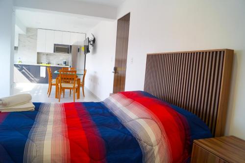 sypialnia z łóżkiem z kolorowym kocem w obiekcie Loft, Centreo Expositor, Feria, Estadios, Auditorio GNP w mieście Puebla