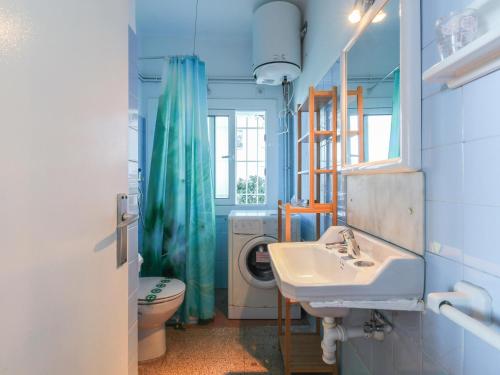 La salle de bains est pourvue d'un lavabo et de toilettes. dans l'établissement Apartamento Llançà, 2 dormitorios, 4 personas - ES-228-24, à Llançà