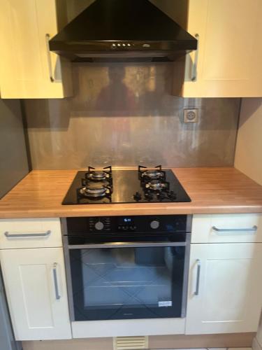 Il comprend une cuisine équipée d'un four et de plaques de cuisson. dans l'établissement La roseraie, à Thiais