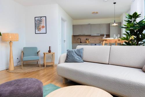 ein Wohnzimmer mit einem Sofa und einer Küche in der Unterkunft SpaciousLiving Oldtown - citycenter - free parking in Dresden