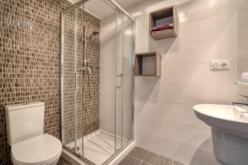 une salle de bains avec douche, toilettes et lavabo dans l'établissement Linnea sol by Maxim, sea and pool view, Orihuela costa, à Orihuela Costa