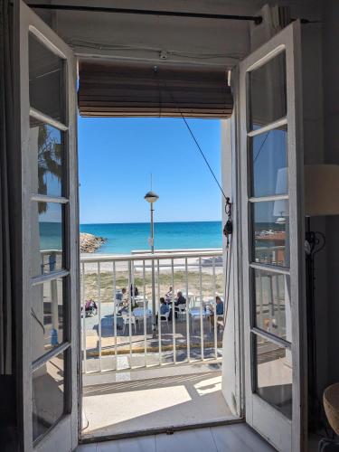 une fenêtre ouverte avec vue sur la plage dans l'établissement ALCANAR DEL MAR, à Les Cases d'Alcanar