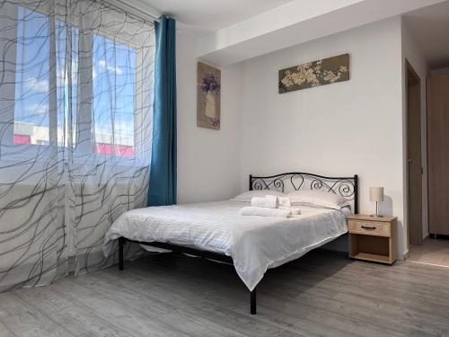 1 dormitorio con cama y ventana en Diamant residence, en Bragadiru