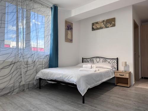 a bedroom with a bed and a window at Diamant residence - self check in & free parking in Bragadiru