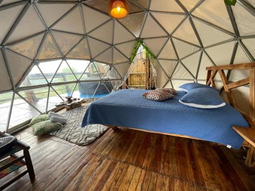 1 dormitorio en una yurta con cama en Glamping La Tremenda 420, en Salento