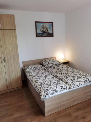 ein Schlafzimmer mit einem Bett in einem Zimmer in der Unterkunft Gościnna 10 in Władysławowo
