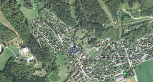 eine Karte einer Straße mit einem blauen Schild darauf in der Unterkunft Ruhe Oase Ferienwohnung in der Steiermark Leoben-Proleb mit Privater Überdachter Terasse und Parkplatz in Proleb