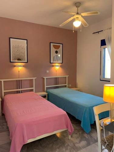 ミルトスにあるVilla Alikiのベッド2台が隣同士に設置された部屋です。