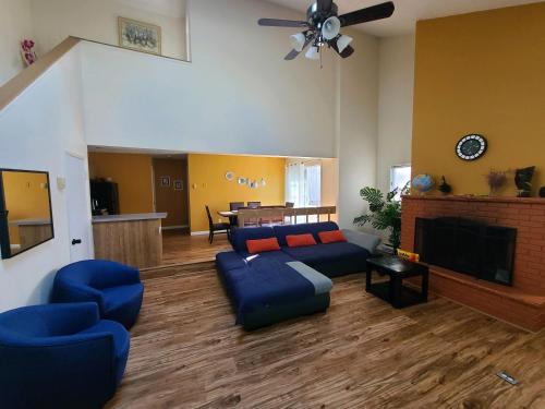 ein Wohnzimmer mit blauen Sofas und einem Kamin in der Unterkunft Cozy and quiet place to relax and unwind . in Tannersville