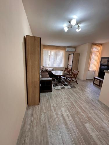 un salon avec un canapé et une table dans l'établissement Апартамент Lotus, à Varna