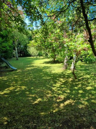 Garden sa labas ng Maison familiale Cabourg