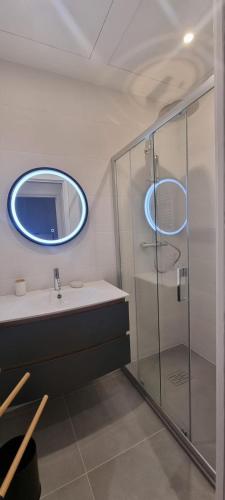 une salle de bain avec un lavabo et un miroir dans l'établissement M.M.R. Gioma, à Cannes