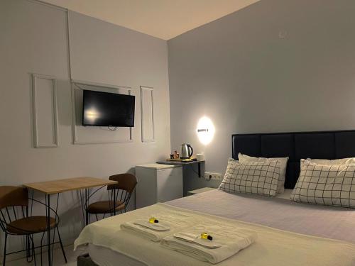 מיטה או מיטות בחדר ב-Peralas Otel