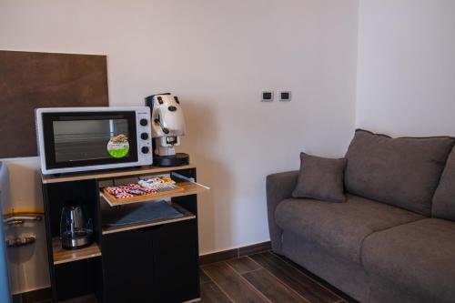 ein Wohnzimmer mit einem TV und einem Sofa in der Unterkunft Cedros in Palermo