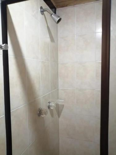 y baño con cabina de ducha con cabezal de ducha. en Casa 4, en Medellín