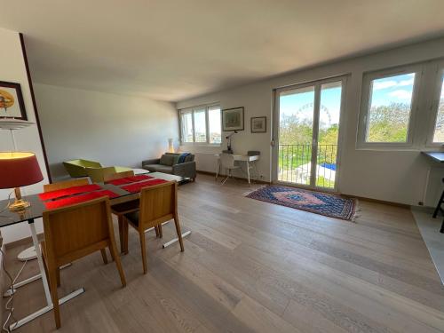 un salon avec une table et des chaises dans l'établissement Devant les grands chalutiers, à La Rochelle