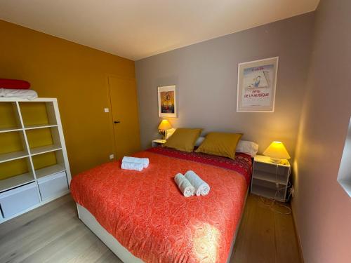 sypialnia z łóżkiem z dwoma ręcznikami w obiekcie Devant les grands chalutiers w La Rochelle