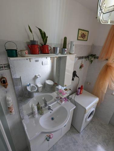 a bathroom with a sink and a toilet at Casa Vacanze Cuore di Maremma in Il Bagno